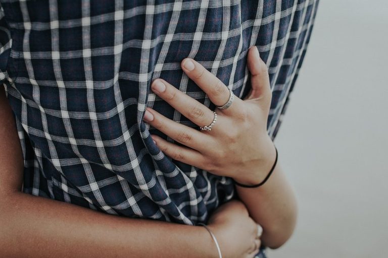 Sexualität wiederbeleben Zwei Personen umarmen sich, Hände liegen eng beieinander.