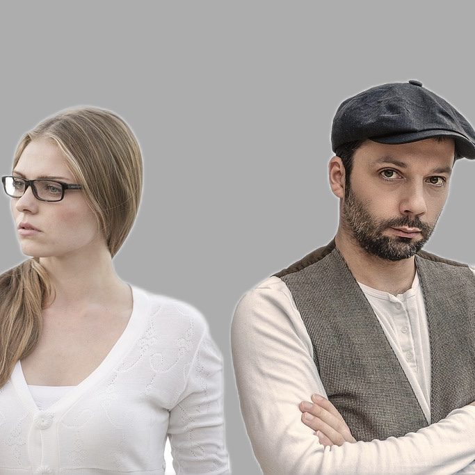 Gespräche eskalieren Eine Frau mit Brille und ein Mann in einer Weste und Schirmmütze stehen nebeneinander.