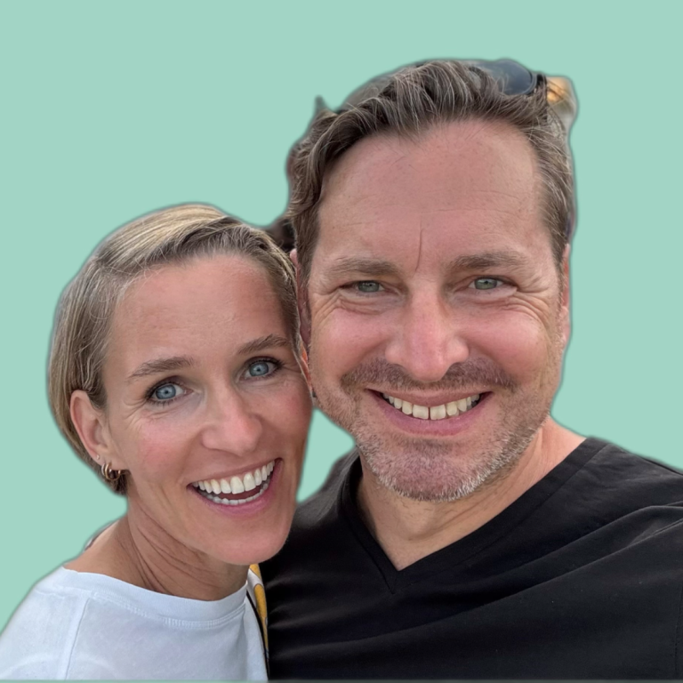 in2.beziehung - die Paartherapie Köln Lächelndes Paar mit hellgrünem Hintergrund. Sie stehen nah beieinander.